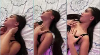 Michel Martinez, uma morena irresistível, se deliciando na cama com um toque sensual