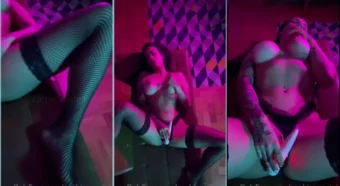 Se divertindo com o vibrador, Sophia Carracini tá morrendo de vontade de ter aquele prazer intenso