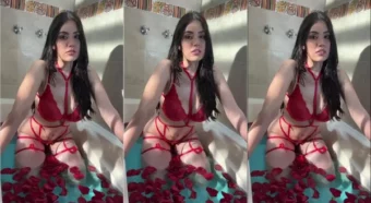 Valeria Salinas, uma morena de corpo bonito, relaxando na banheira
