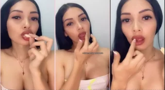 Vídeo da Vanessa Ramirez se deliciando e lambendo os dedinhos