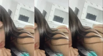 Andrea Diaz relaxando, vestindo um fio dental bem atrevido