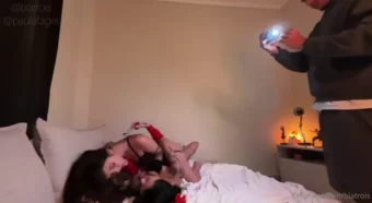 Bia Trois de headband com a amiga no pornô amador lésbico