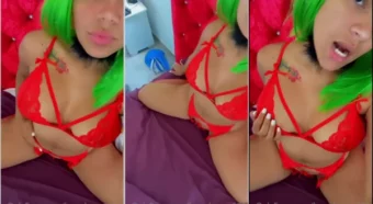 Mariely Genao Medina com a peruca verde, exibindo sua calcinha de um jeito bem provocante.