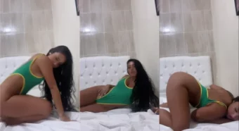 Safada Ya Malb se exibindo de forma sensual na cama