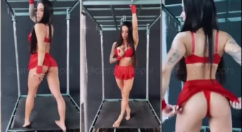 Sophia Carracini se divertindo com essa buceta molhadinha e deliciosa