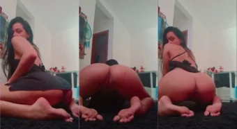 Dá uma olhada na Mirella Hot 420 de quatro, mostrando a xoxota e o bumbum!