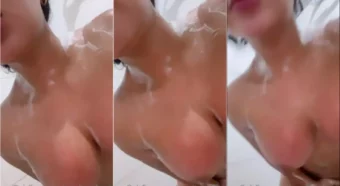 Gatinha Amelia Neferet se refrescando no banho