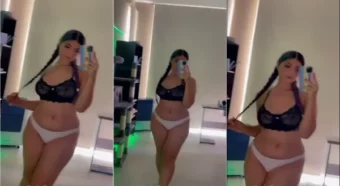 Girlofnox, uma delícia, gravando um vídeo no espelho com seu celular