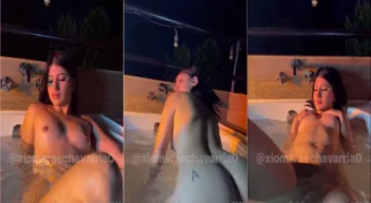 Gostosinha juicybody2001 se divertindo em um banho de banheira deliciosa