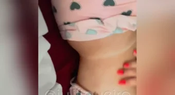 Juli Figueiro enfiou a mão na calcinha e começou a se agradar