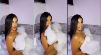 Karina Garcia, a morena linda cheia de espuma na banheira