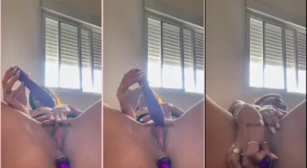 Lessa Silva se divertindo com dois brinquedinhos no corpinho