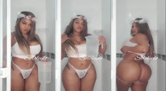 Leylo Cali, toda certinha, puxando pra baixo a calcinha de renda