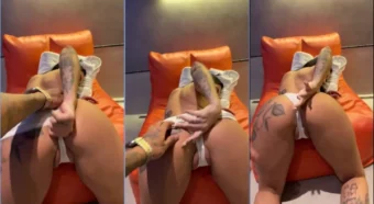 MC Mirella rebolando com aquela bundinha maravilhosa, de calcinha justa!