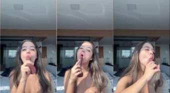 Mel Bertoja se divertindo com um pau de borracha