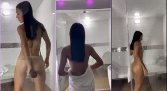 Natalia Vargas sem toalha se divertindo e chegando ao auge do prazer