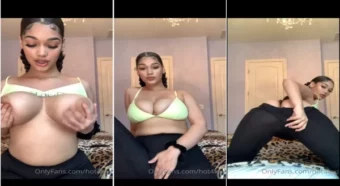 Nesse vídeo, a Hot4lexi aparece nua e se diverte se tocando