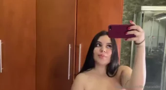 Nesse vídeo, a itsyourandrea aparece de corpo nu