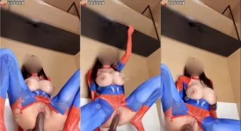 Npxvip safadinha de Mulher-Aranha no momento da diversão sozinha