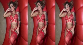 Sereia gata, loira, cheia de tatuagens, relaxando no sofá