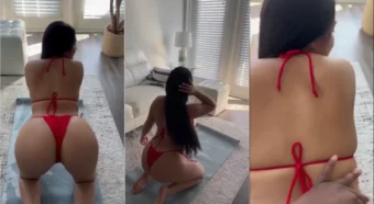 Ulocalmodel de quatro só de calcinha, se mostrando pro boy