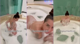 A famosa Alexandra Neves peladona na banheira