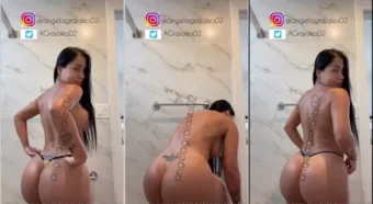 Angela Grajales, uma morena toda linda e cheia de curvas, está no banheiro