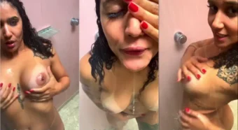 Lana Borges se esbaldando em um banho delicioso