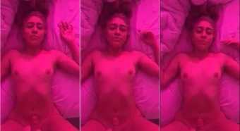 Noname delícia recebendo prazer na barriguinha