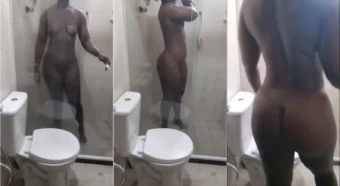 Pretinha Odara Nascimento na intimidade, toda despida, aproveitando um banho refrescante