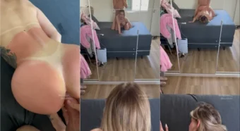 Sabrina De Martini fazendo aquele jogo quente e picante de quatro na cama!