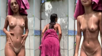 Vicky Harper, toda linda e sensual, se mostrando de forma irresistível no chuveiro