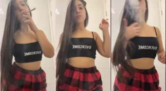 Vídeo da ninfeta Lis Del Castilho do OnlyFans dando aquela fumada em um baseado