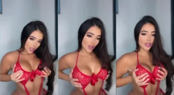 Ana Gandica dando aquela alisada nas peitcholas delícia