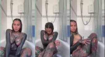 Camila Serna, toda exposta, dança nua enquanto toma um banho