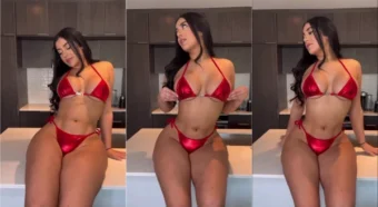 Deliciosa se mostrando de calcinha e sutiã