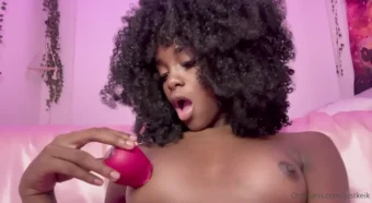 Justkeik, com seus peitões deliciosos e bem contornados, tá ali se admirando