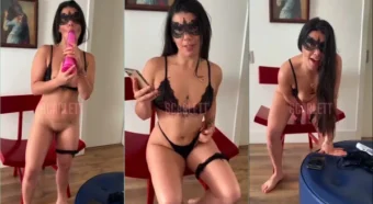 Vídeo da Mis Scarlett se mostrando de forma sensual