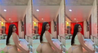 A gostosona Mila Caicedo dando aquele show na banheira