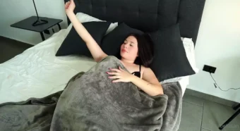 Isabellasan se empolga e se toca até chegar ao orgasmo