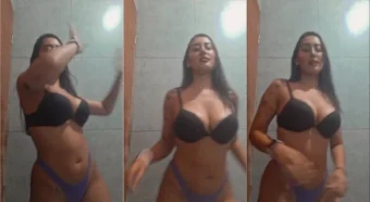 Jade Rozinha 69 fazendo um show com seu calcinhas sensuais