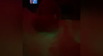 Juli Figueiró com o bundão molhado na banheira dançando gostoso