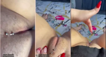 Mari Casada exibindo a xoxota ensaboada