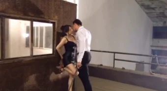 Moreninha cheia de curves arrasando na dança quente com um gato bem equipado