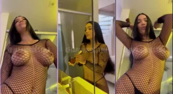 Toda ousada, a Japa Nordestina se joga com um vestido coladinho e transparente