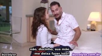 Vídeo pornô legendado com a enteada desejando o pau do padrasto na xoxota