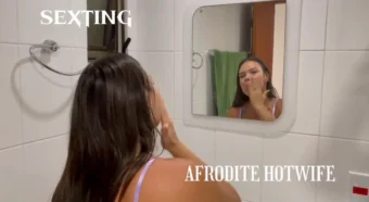 Afrodite Hotwife dando um show no banheiro
