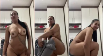 Alessandra Marques em um vídeo caseiro se divertindo com seu corpo