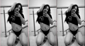 Antonia Martinez, uma gata latina, tá de blusinha e calcinha