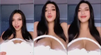 Aria Boodie com os peitinhos à mostra